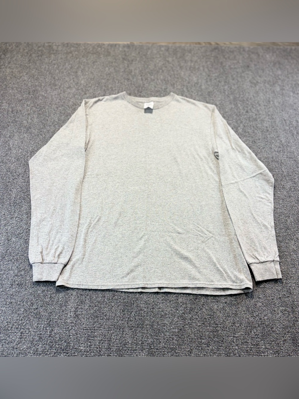 DELTA PRO WEIGHT Men's Size Medium
Long Sleeve Gray Pullover
